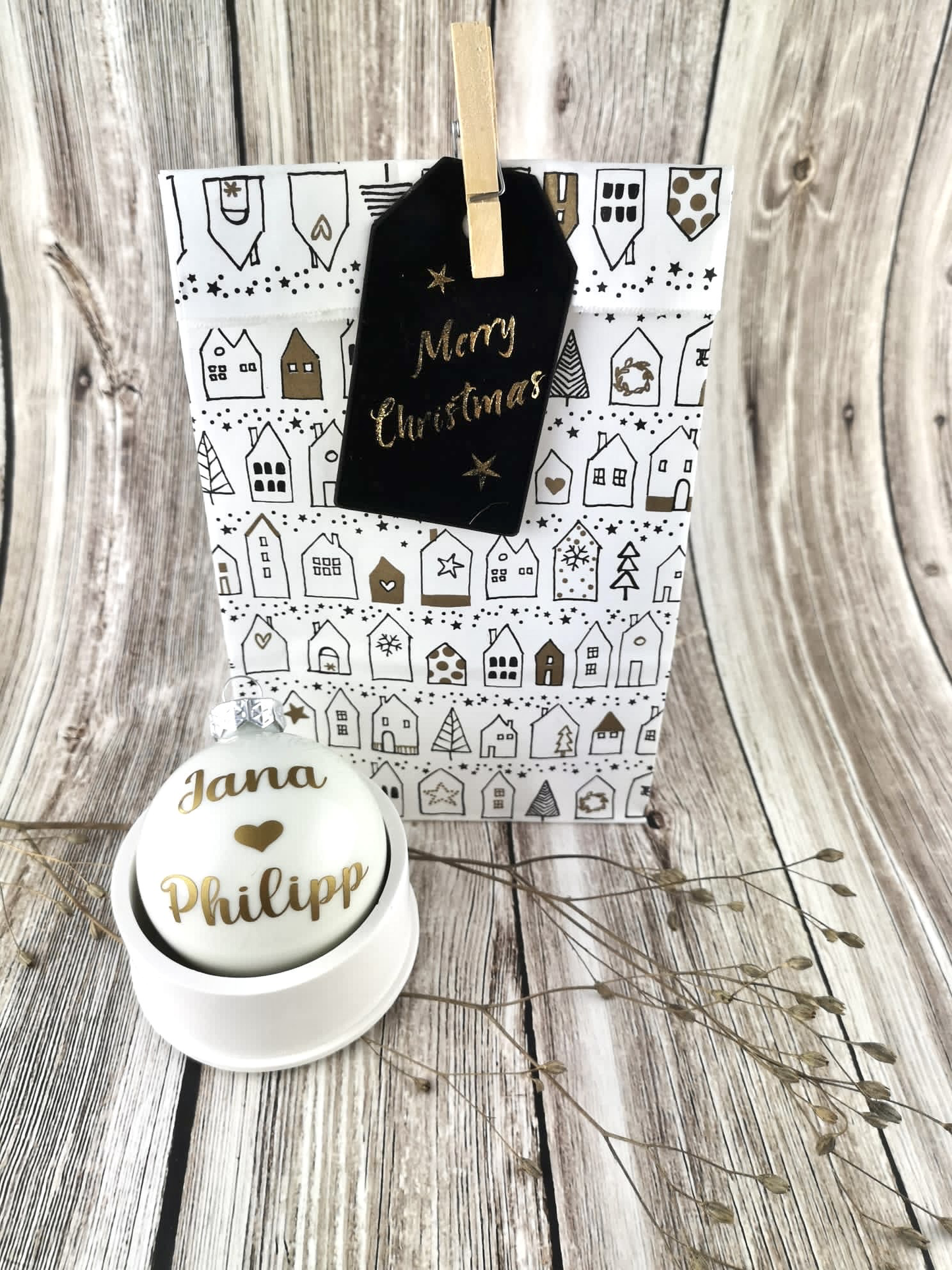 personalisierte Weihnachtskugel mit Namen in Gold