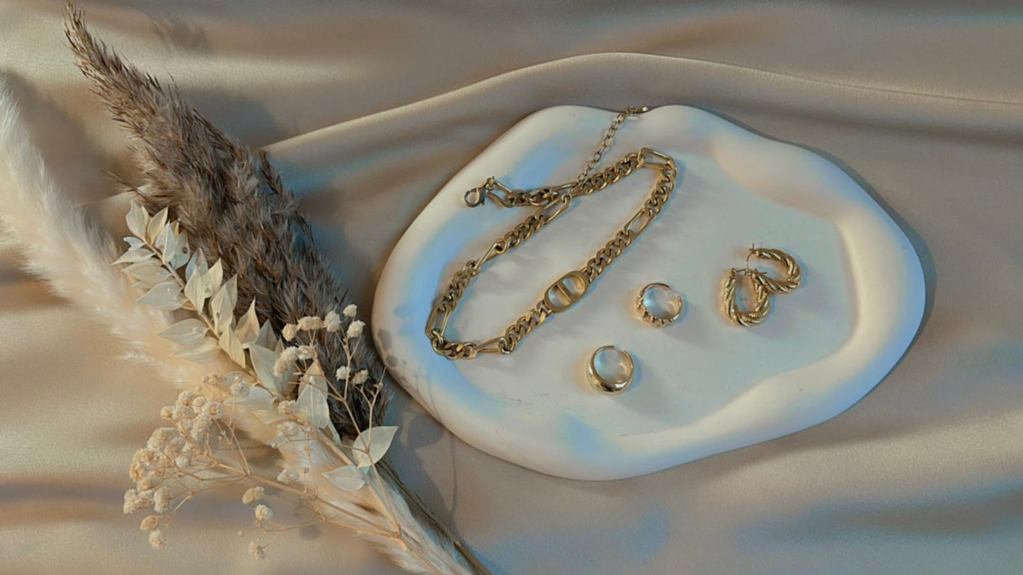 Dekoteller weiß in Wolkenform mit Schmuck und Trockenblumen