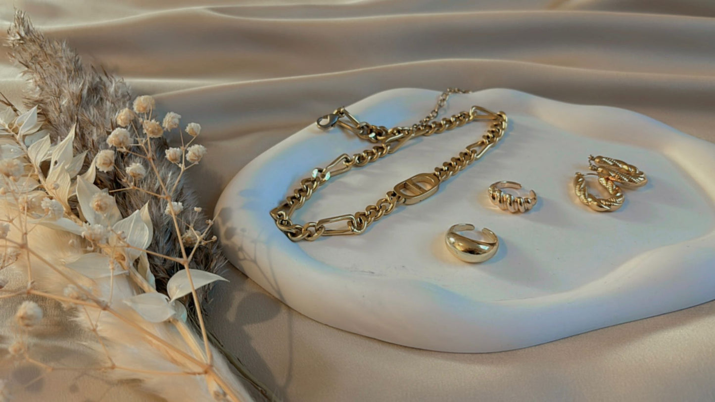 Dekoteller weiß in Wolkenform mit Schmuck und Trockenblumen