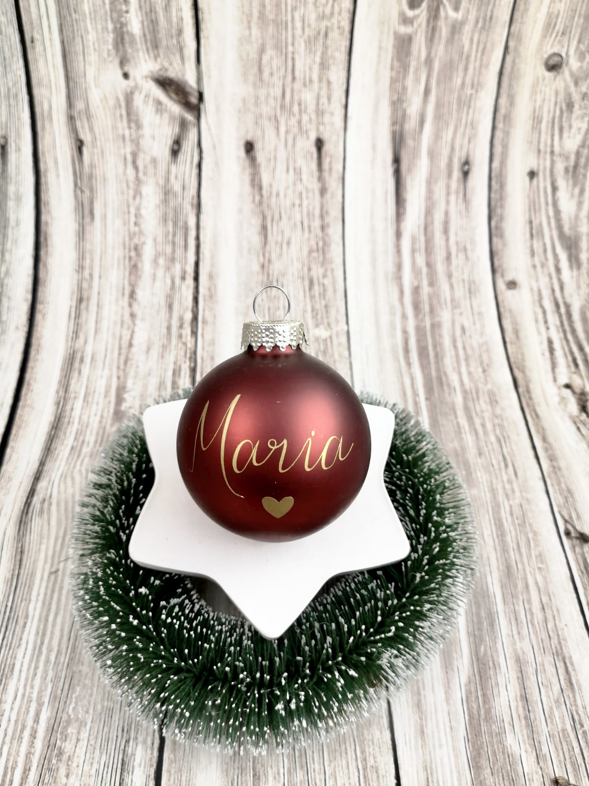 personalisierte rote Weihnachtskugel mit Namen in Gold
