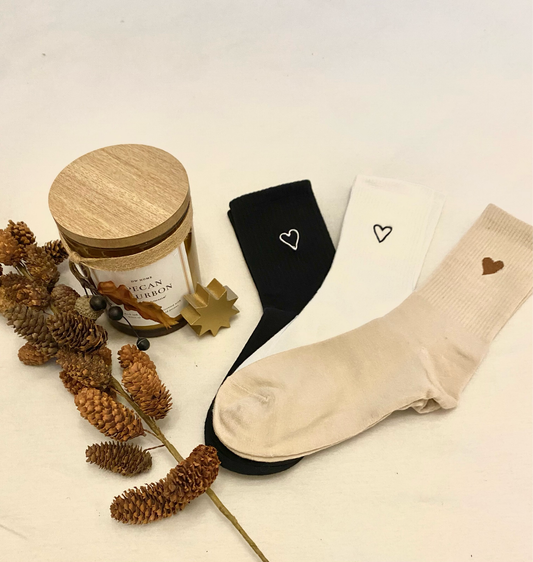 Socken in verschiedenen Farben mit Herz Motiv