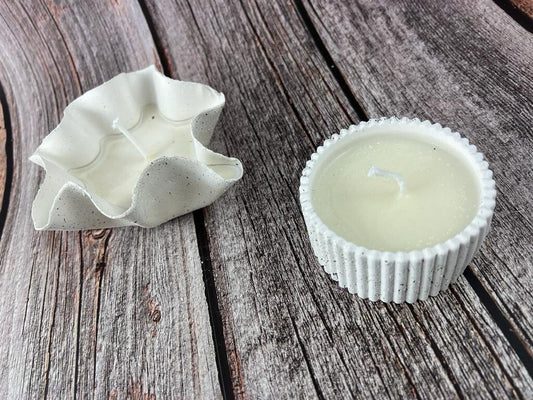 Kerzen in elegantem Behälter mit Struktureffekt
