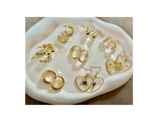 Verschiedene goldene Ohrringe durchnummeriert
