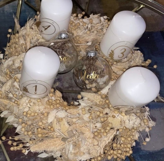 Boho Adventskranz mit vier Stumpenkerzen und Nummern 
