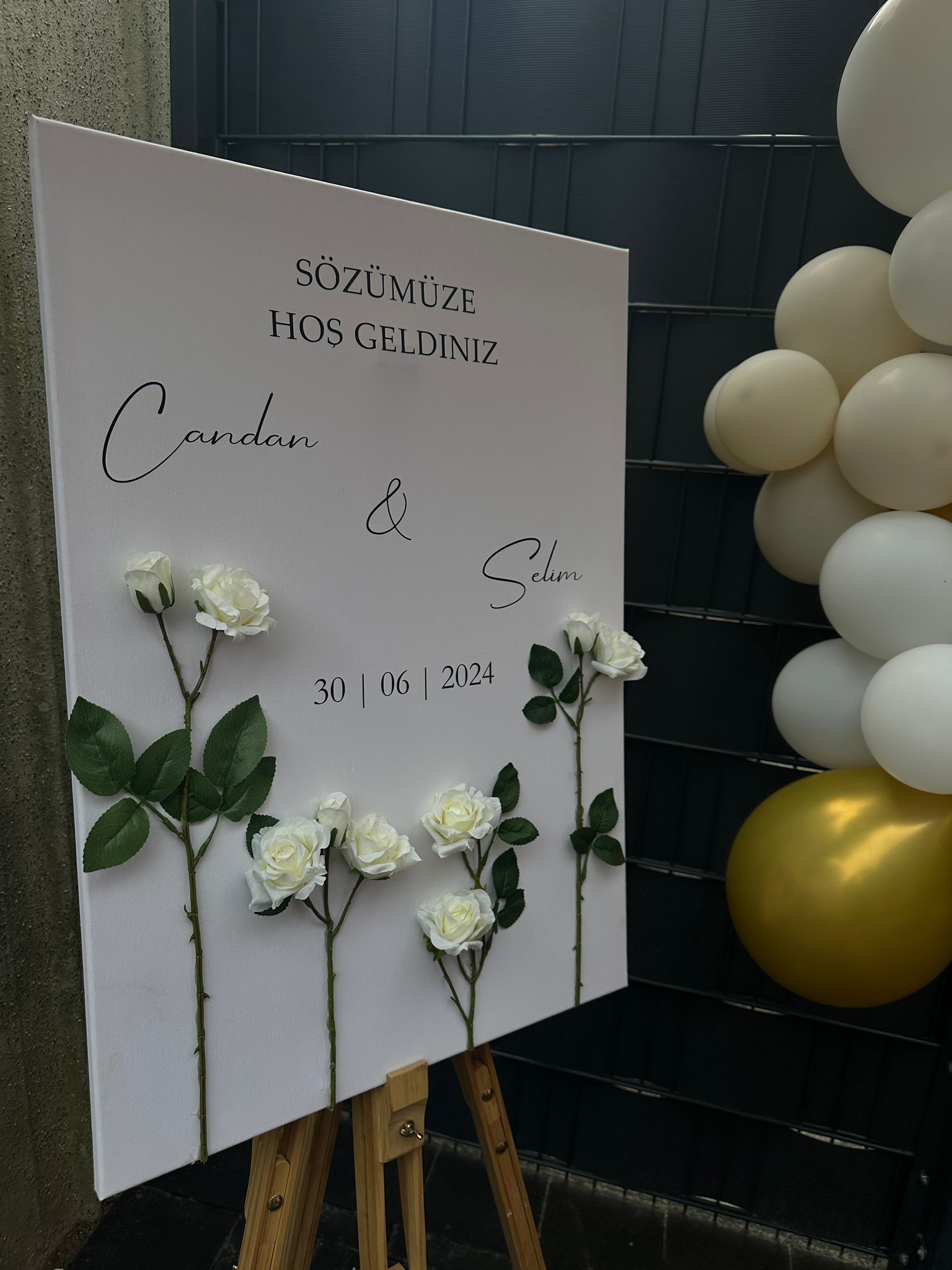 Personalisiertes Willkommensschild mit Rosen auf Staffellei